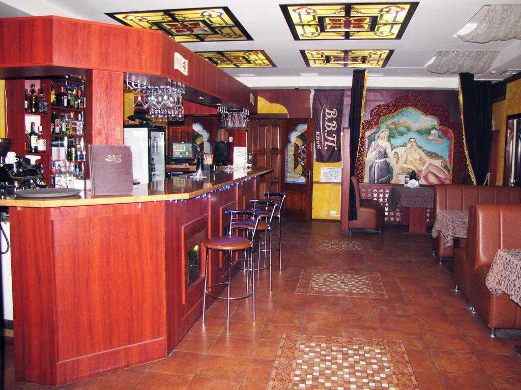 Vvp Club Hotel Tiraspol Exteriör bild